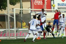 La defensa del Nzalang Sub-20 defendiendo un corner.