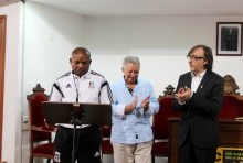 El presidente del COTIF y el alcalde de L'Alcudia aplaudiendo la intervención de Salvador Nchuchuma.