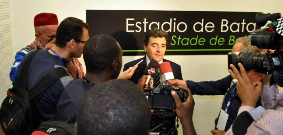 Esteban Becker hablando con la prensa. 