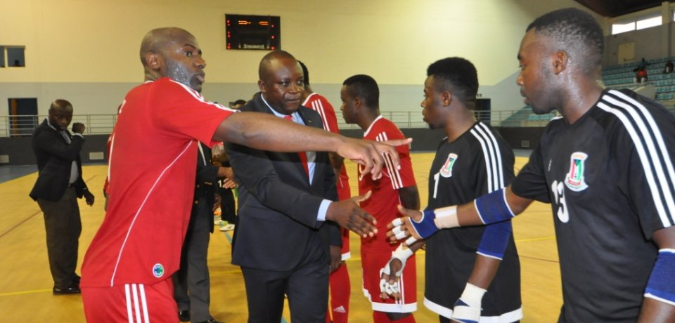 Tobe presentando los jugadores al Presidente de la FEGUIFUT.