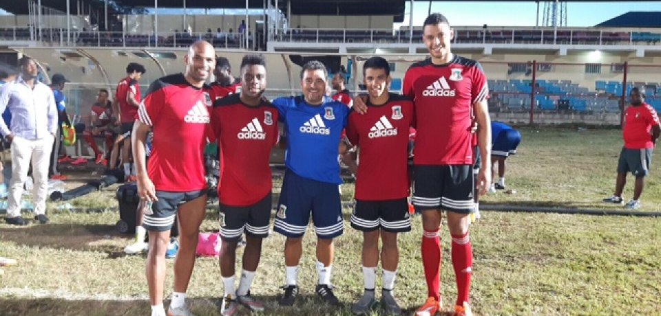 El mister con algunos de los jugadores. 