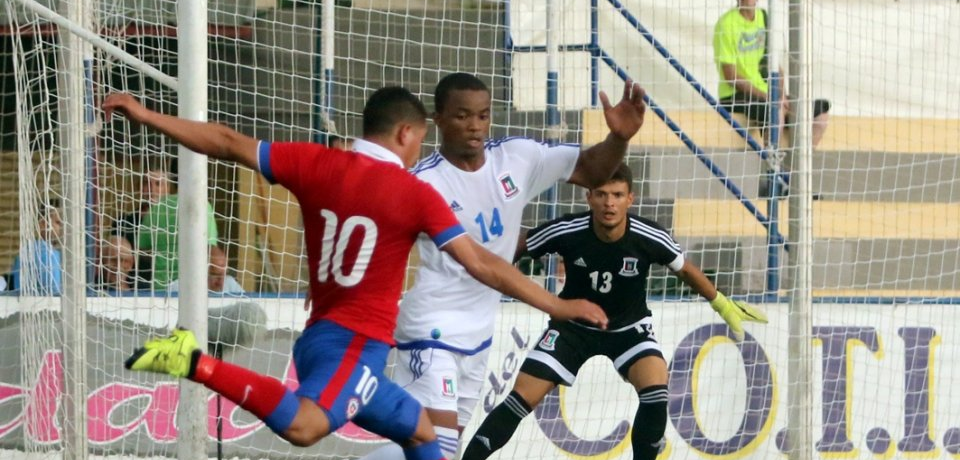 Lanzamiento de Vargas, uno de los goleadores del partido.