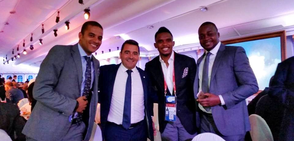 Con el jugador camerunés Samuel Etoo.