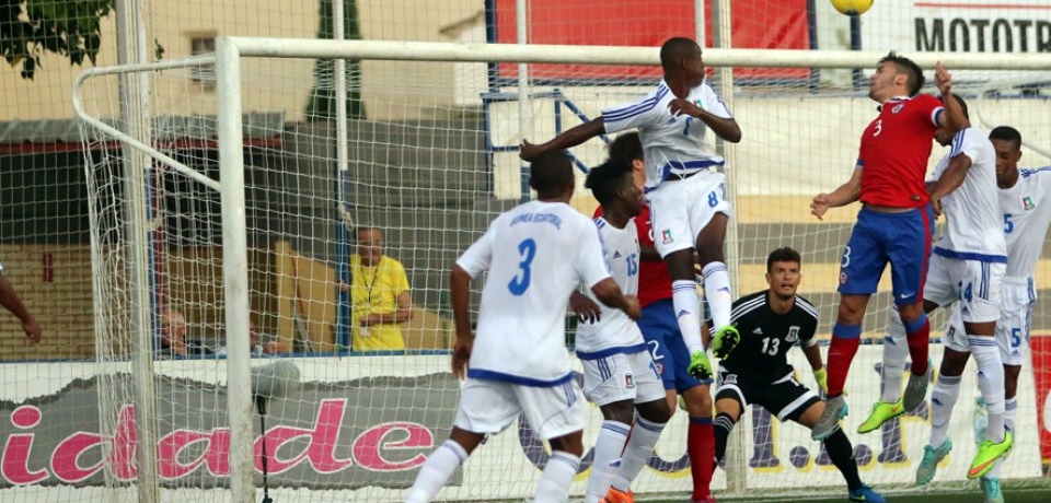 La defensa del Nzalang Sub-20 defendiendo un corner.