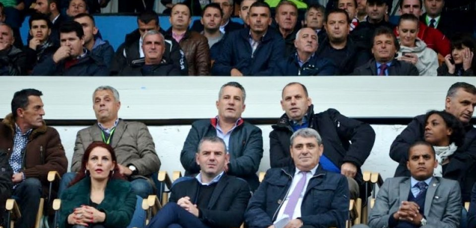 Palco de honor con la presencia del coordinador del Nzalang, Juvenal Edjogo.