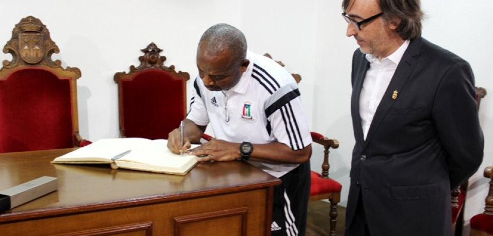 Firma en el libro de honor.