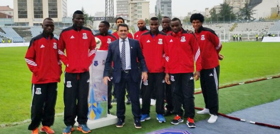 Esteban Becker con algunos de los jugadores antes del partido.