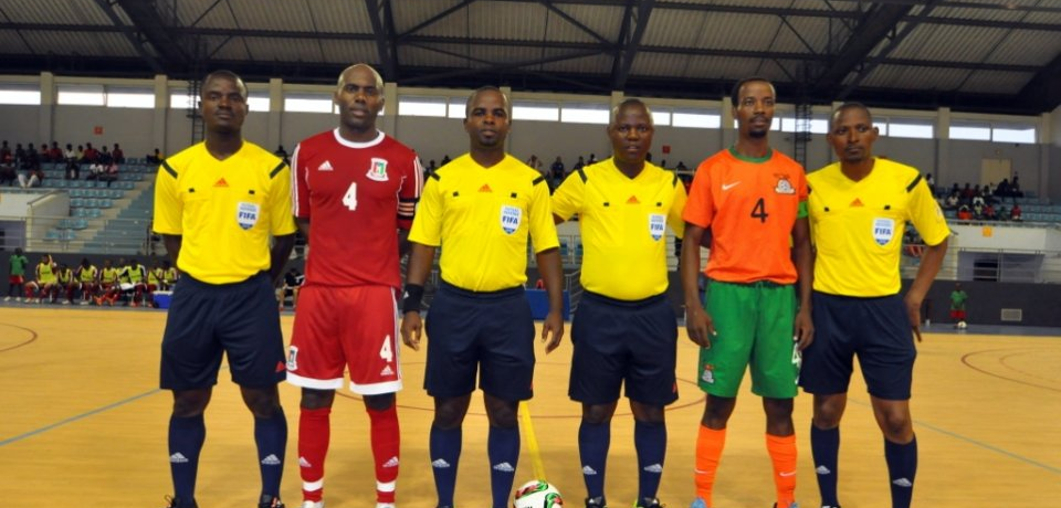 Los capitanes con el equipo arbitral.