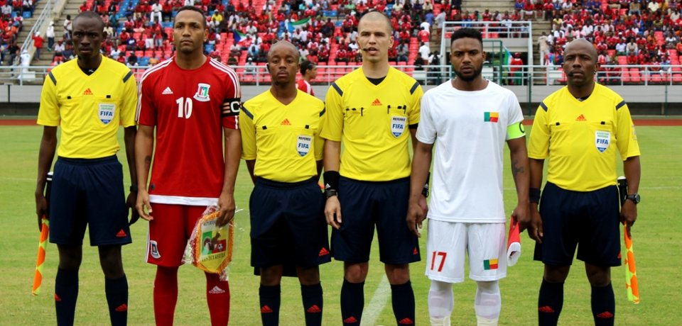 Los capitanes formando con los árbitros.