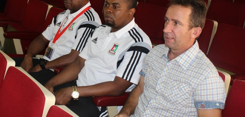 Melchor Obama, Salvador Nchuchuma y el delegado del COTIF que acompaña al Nzalang Sub-20.