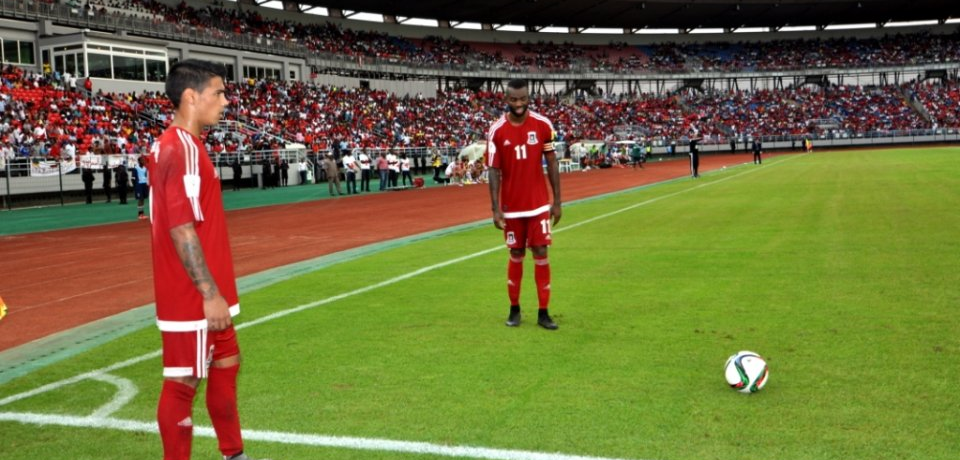 Última jugada y última oportunidad del partido para el Nzalang Nacional.