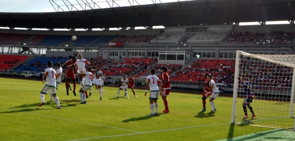 Córner a favor del equipo nacional.