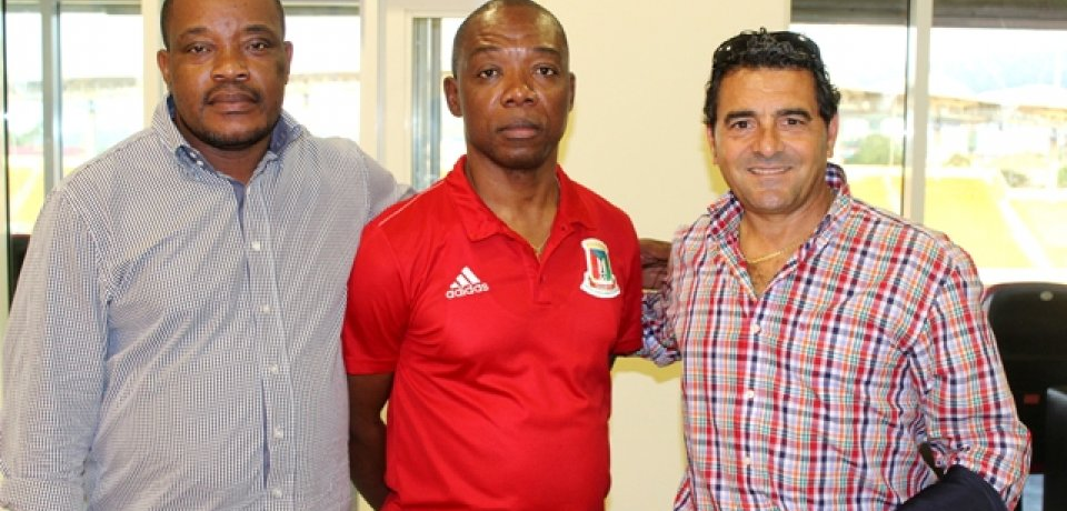 Tadeo Nsue, Secretario General de la FEGUIFUT; Bienvenido Ateba, Vicepresidente Segundo y Esteban Becker, seleccionador absoluto del Nzalang Nacional.