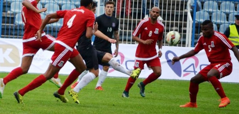 Mbele tratando de cortar la incursión del delantero de Kosovo.