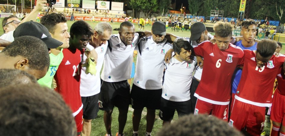 Juan Micha dirigiéndose a los jugadores.