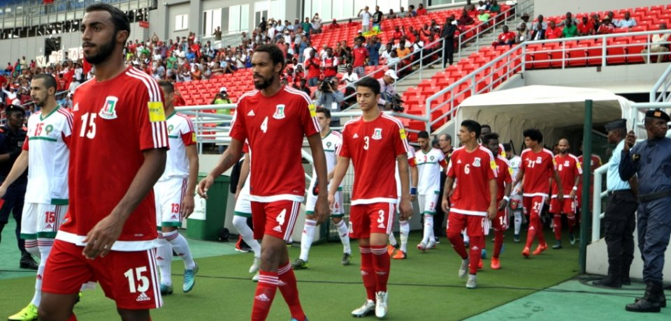 Salida al campo de los dos equipos.