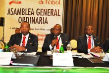 El Presidente y los vicepresidentes de la FEGUIFUT, durante la Asamblea de noviembre.