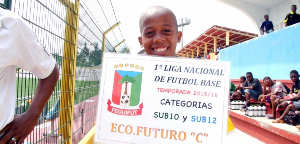 Uno de los chicos, representante del equipo Eco Futuro 